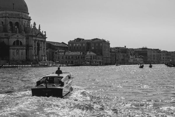 Venetian Elegance in Black and White